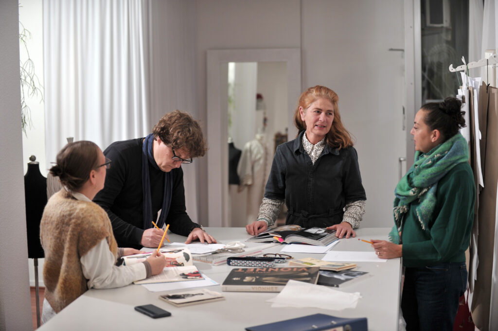 Eine Gruppe im Nähkurs Kimono und Morgenmantel im Atelier Köln