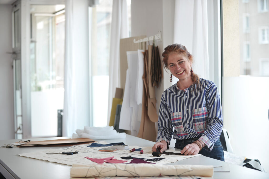 Katja Nysten beim Zuschnitt in Ihrem Atelier in Köln. Sie bietet hier Nähkurse und Schnittkurse an.