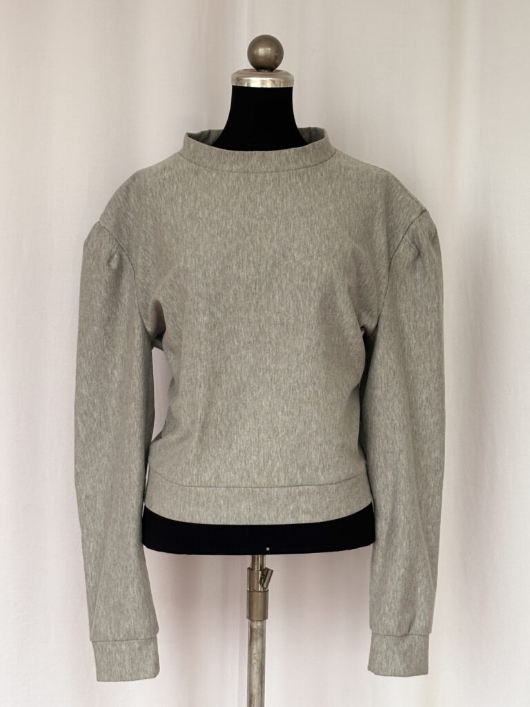 Ein langärmeliges Shirt aus elastischer Baumwolle, hergestellt in diesem Nähkurs