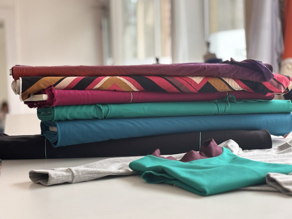 Verschiedene elastische Stoffe, deren Verarbeitung Du in diesem Nähkurs kennenlernst